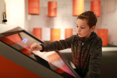 Çocuk dokunmatik ekranın kullanılması