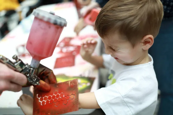 Jongen krijgt verf op zijn hand — Stockfoto