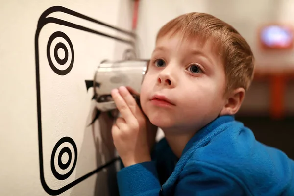 Ragazzo ascolta i suoni — Foto Stock