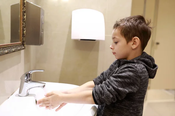 Anak mencuci tangannya — Stok Foto