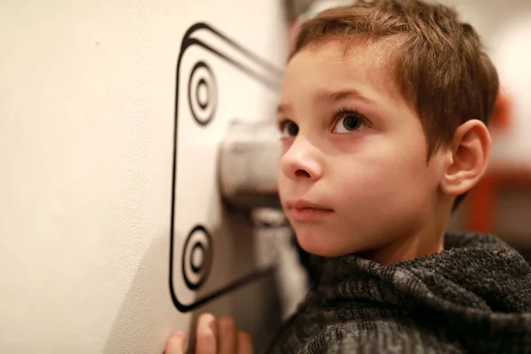 Kid listens to sounds — Stock Photo, Image