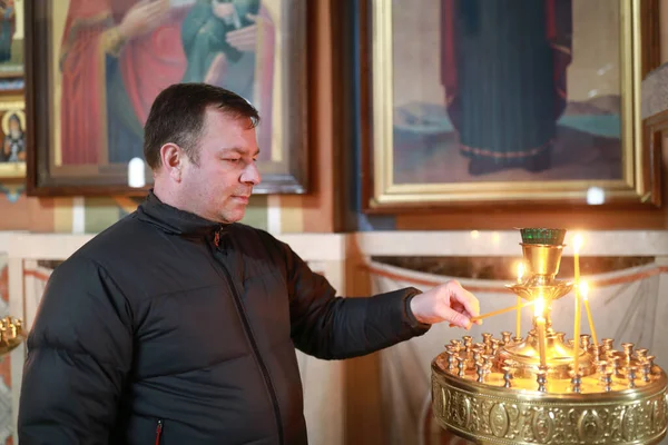 Homme Met Bougie Pour Santé Dans Église Orthodoxe Russe — Photo