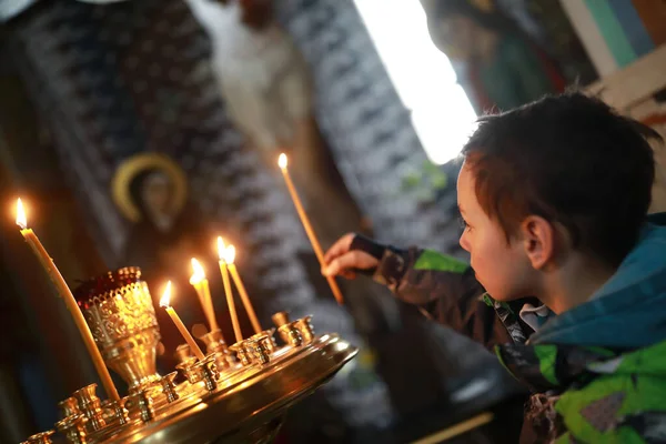 Pojken Sätter Ljus För Hälsan Den Rysk Ortodoxa Kyrkan — Stockfoto