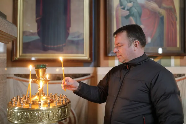 Personne Met Une Bougie Pour Santé Dans Église Orthodoxe Russe — Photo