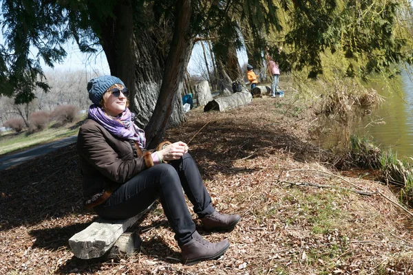 Woman Sitting Bench Lake Kislovodsk Russia — Stock Photo, Image