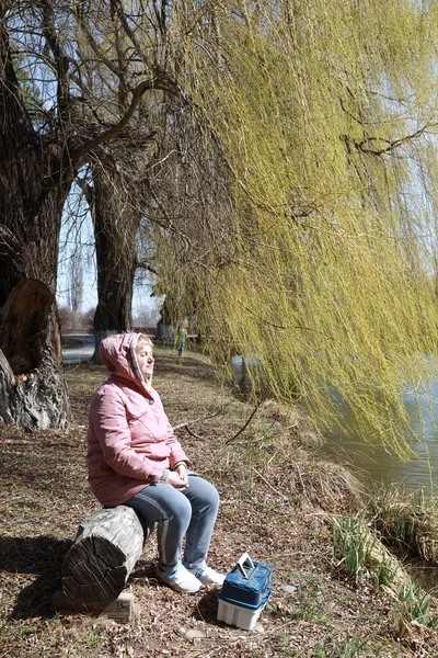 Senior Woman Sitting Bench Lake Kislovodsk Rússia — Fotografia de Stock