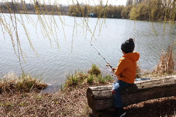 Kid Pesca Lago Primavera Kislovodsk Rússia — Fotografia de Stock