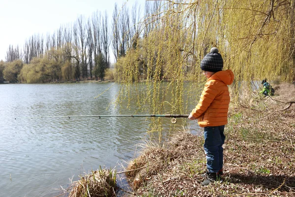 Criança Pesca Lago Primavera Kislovodsk Rússia — Fotografia de Stock