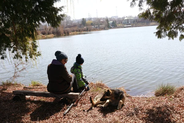 Madre Figlio Pesca Sul Lago Kislovodsk Russia — Foto Stock