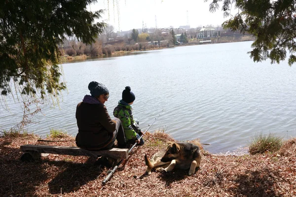 Mor Och Son Fiske Sjön Kislovodsk Ryssland — Stockfoto