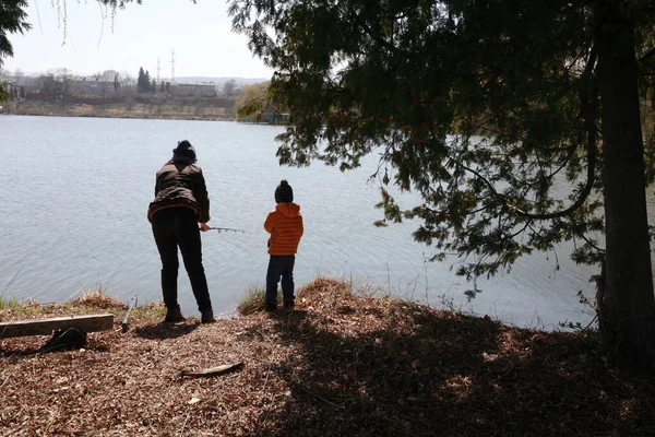 Madre Con Hijo Pescando Lago Kislovodsk Rusia — Foto de Stock