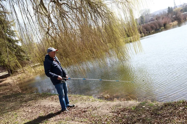Starszy Mężczyzna Łowiący Jeziorze Wiosną Kisłowodsk Rosja — Zdjęcie stockowe