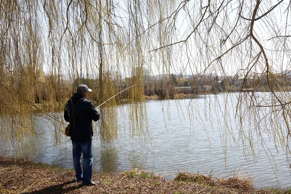 春の湖で釣り男 Kislovodsk ロシア — ストック写真