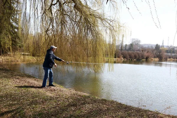 春の湖でのシニア男釣り Kissloodsk ロシア — ストック写真