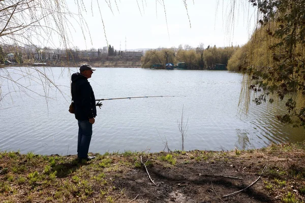 Homem Sênior Pesca Lago Kislovodsk Rússia — Fotografia de Stock