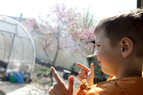 Kid Maken Vinger Pistool Outdoor Het Voorjaar — Stockfoto