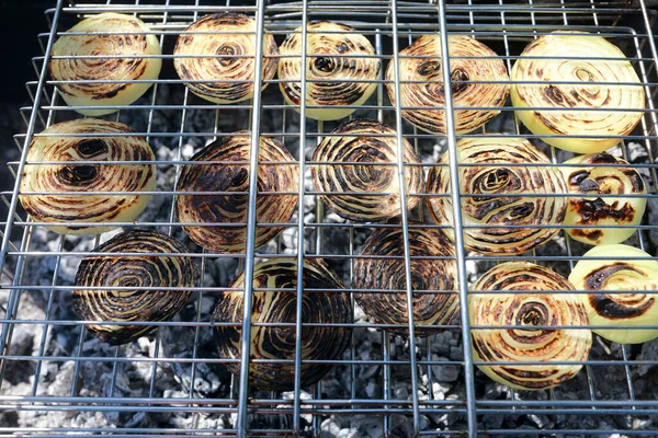 Zwiebeln Auf Dem Grill Beim Picknick Kochen — Stockfoto