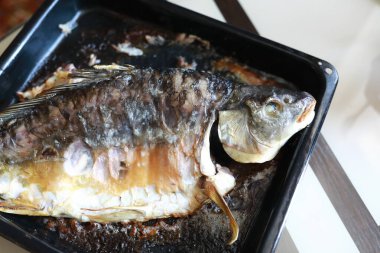 Fırında pişirilmiş sazan.