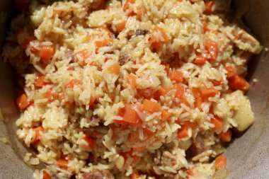 Arka bahçedeki kömürlerin üzerinde kazanda pilav pişirdim.