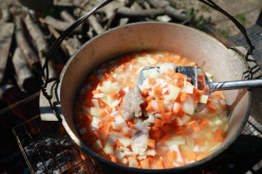 Kömür üzerinde pilav için kazanda zirvak pişirme