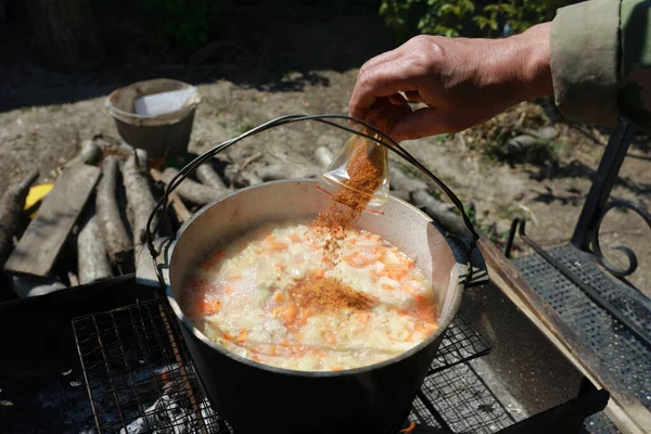 Man Sprinkles Spices Zirvak Pilaf — Stock Photo, Image