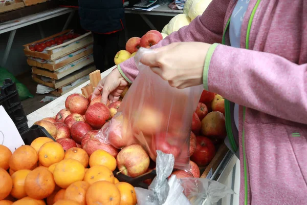 Žena Vybírá Jablka Trhu Rusko — Stock fotografie