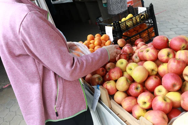 Persona Elige Manzanas Mercado Rusia —  Fotos de Stock