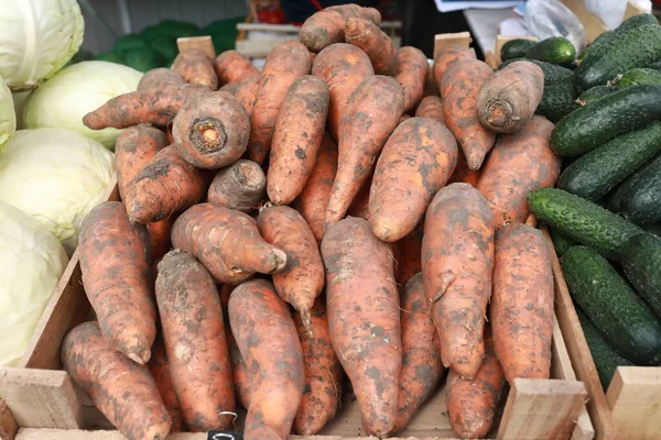 俄罗斯市场上成堆的新鲜胡萝卜 — 图库照片