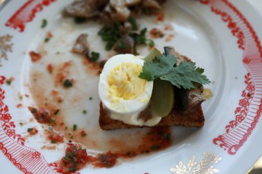 Yumurtalı kızarmış ekmek ve tabakta balık.