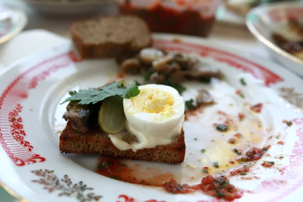 Crouton Con Huevo Pepinillo Plato —  Fotos de Stock