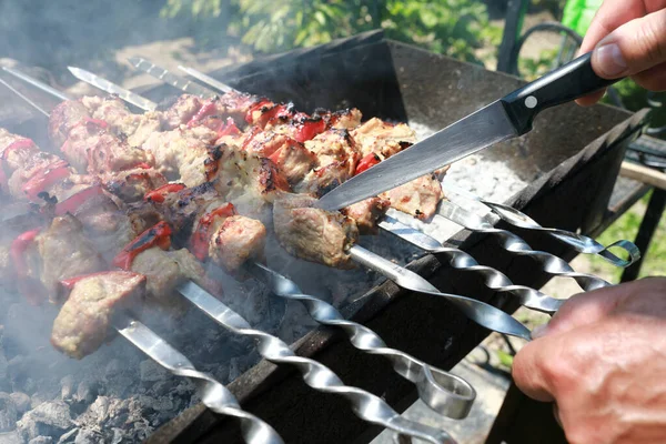 Chef Kok Controleren Met Mes Gereedheid Van Barbecue Achtertuin — Stockfoto