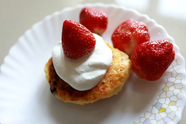 Panqueca Queijo Com Morangos Uma Chapa — Fotografia de Stock