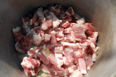 Pilav için kazanda et pişirmek