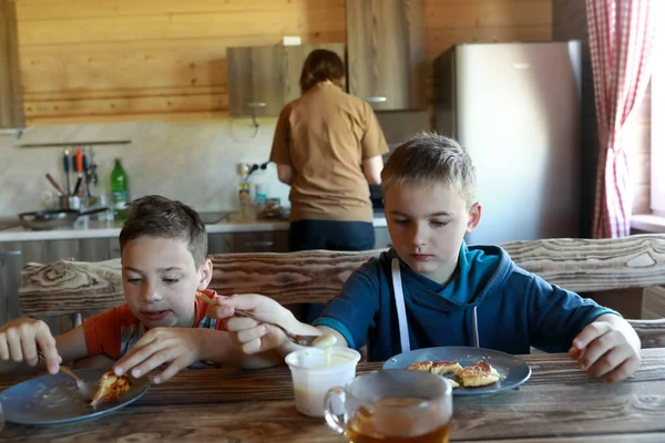 Anak Anak Makan Pancake Dengan Susu Kental Rumah — Stok Foto