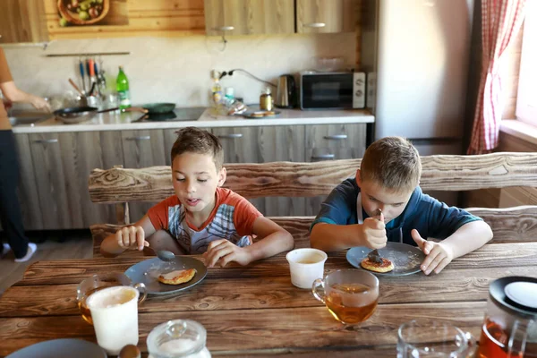 Bambini Che Mangiano Frittelle Con Latte Condensato Casa — Foto Stock