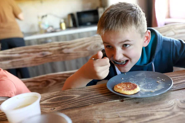 Criança Comendo Panquecas Com Leite Condensado Casa — Fotografia de Stock