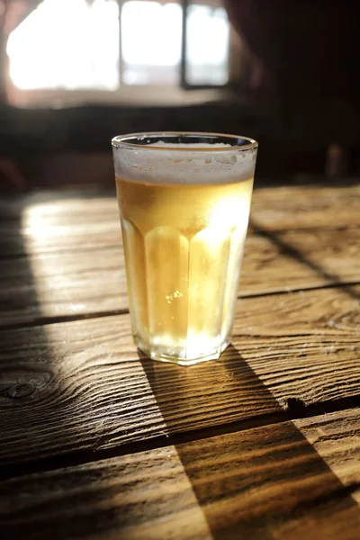 Taza Cerveza Iluminada Por Luz Mesa Madera —  Fotos de Stock