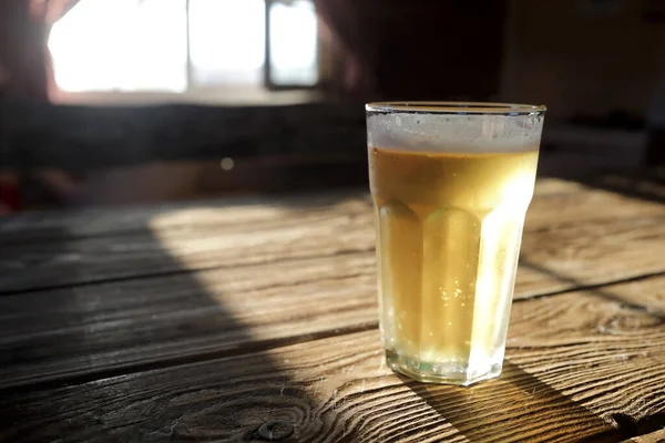 Vaso Cerveza Iluminado Por Luz Sobre Mesa Madera — Foto de Stock