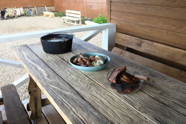 木制桌子上有各种烤肉的盘子 — 图库照片