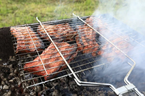 숯으로 돼지고기 갈비를 — 스톡 사진