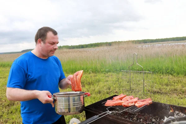 Hombre Cocinando Costillas Cerdo Marinadas Parrilla Celiger Rusia —  Fotos de Stock