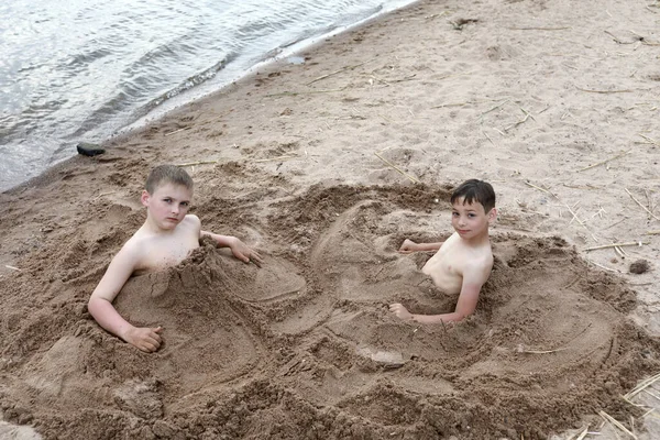 Dois Meninos Jogam Praia Areia Lago Seliger Ostashkov Rússia — Fotografia de Stock