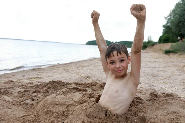 ロシアのオスタシュコフのセリガー湖のビーチの子供 — ストック写真