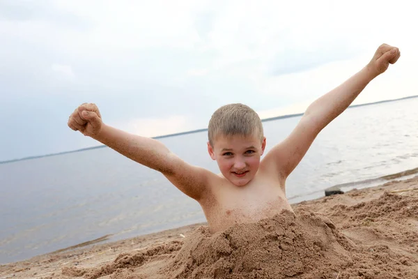 Portret Dziecka Piaszczystej Plaży Jeziora Seliger Ostaszkow Rosja — Zdjęcie stockowe