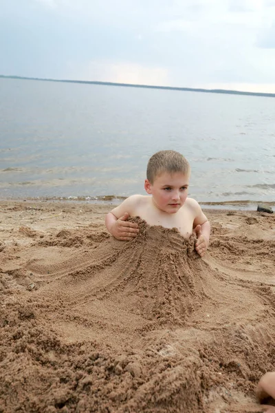 Dzieciak Piaszczystej Plaży Jeziora Seliger Ostaszkow Rosja — Zdjęcie stockowe