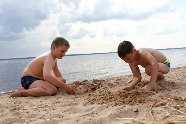 Gyerekek Játszanak Homokos Strandon Lake Seliger Ostashkov Oroszország — Stock Fotó