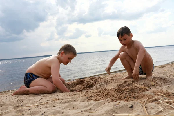 Αγόρια Παίζουν Στην Αμμώδη Παραλία Της Λίμνης Seliger Ostashkov Ρωσία — Φωτογραφία Αρχείου