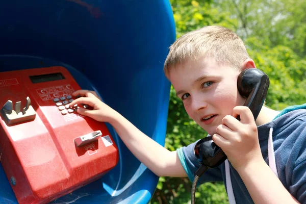 Chlapec Vytáčí Číslo Ulici Pevný Telefon Létě — Stock fotografie