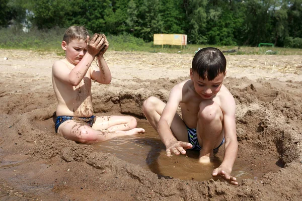 Két Gyerek Játszik Homokos Strandon Lake Seliger Ostashkov Oroszország — Stock Fotó