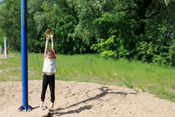 Kid Roterande Rep Gunga Runt Central Pol Parken — Stockfoto